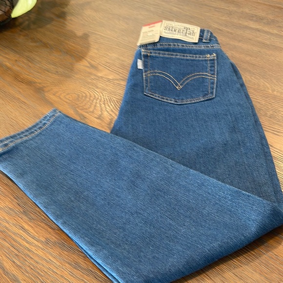 🎉HP🎉Levi’s Silver Tab Mini Mom jeans. Size 8 reg. - Picture 3 of 11